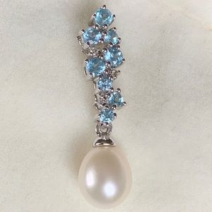 Blue Topaz, Oval Cultured Freshwater Pearl pendant